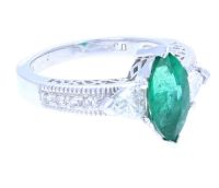 Platinum-Setting Emerald Diamond Ring